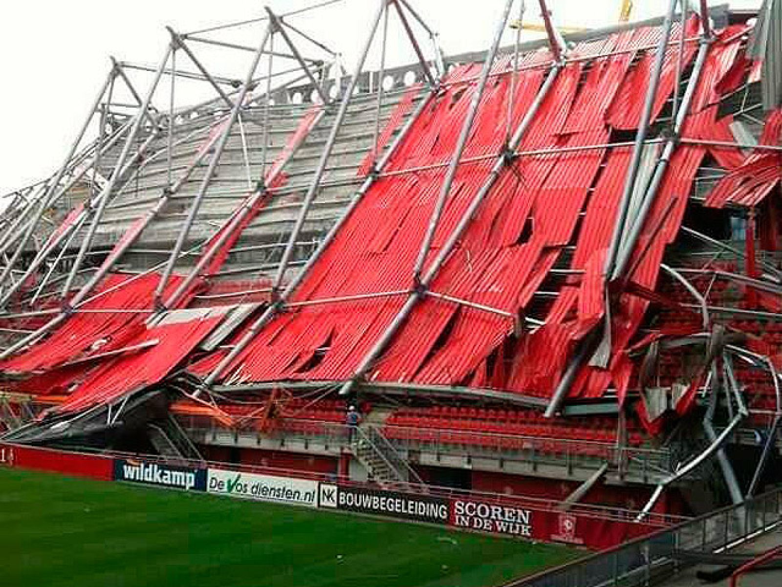 Un muerto y 14 heridos al caer una parte en construcción de un estadio de fútbol