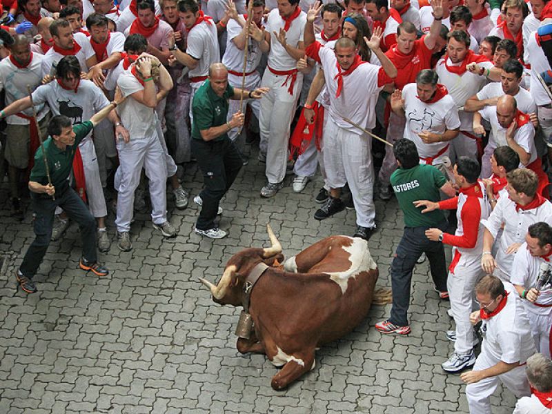 Los partores Fran Itarte y Miguel Reta  explican la carrera de la ganadería de Torrestrella, una carrera limpia y sin incidentes en el primero de los encierros de San Fermín 2011.