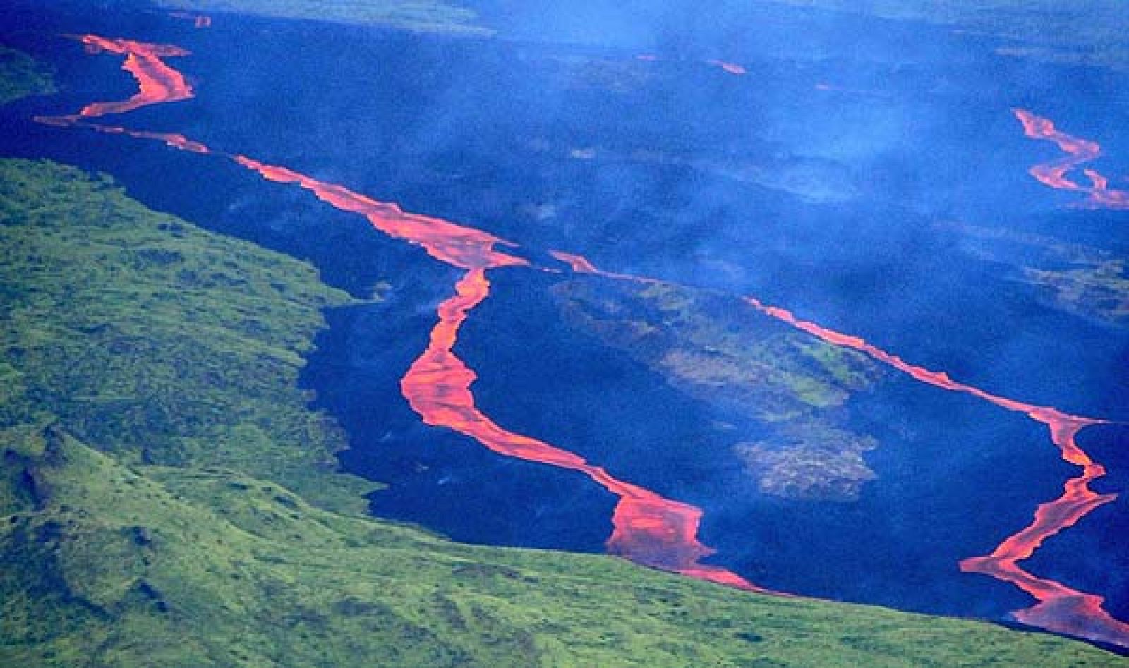 El volcán  Cerro Azul, de Galápagos, en erupción