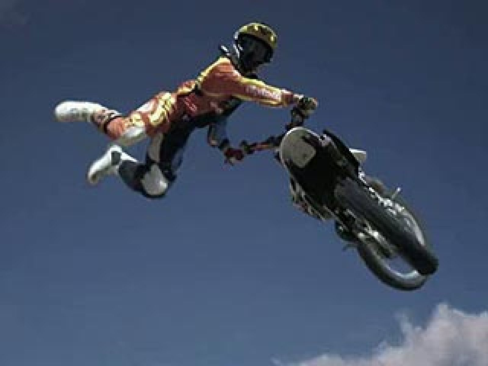 Dany Torres vuela con su moto | Ver