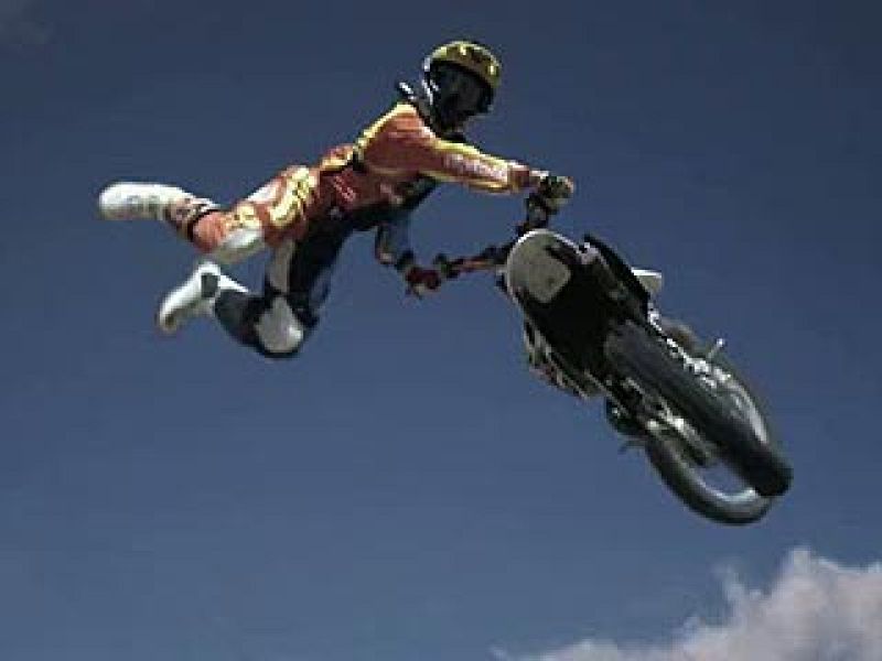 Dany Torres vuela con su moto | Ver