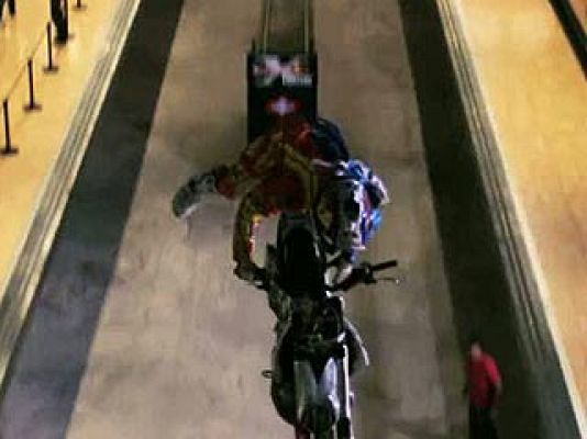  - Torres salta con su moto en el Metro
