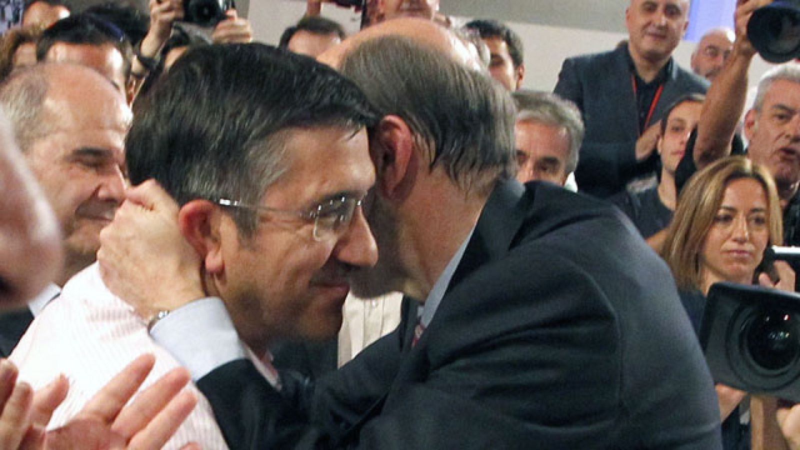 Compañeros, militantes y simpatizantes del PSOE apoyan a Rubalcaba