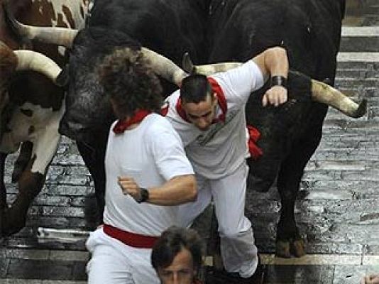 San Fermín - Un mozo es arrollado por la manada