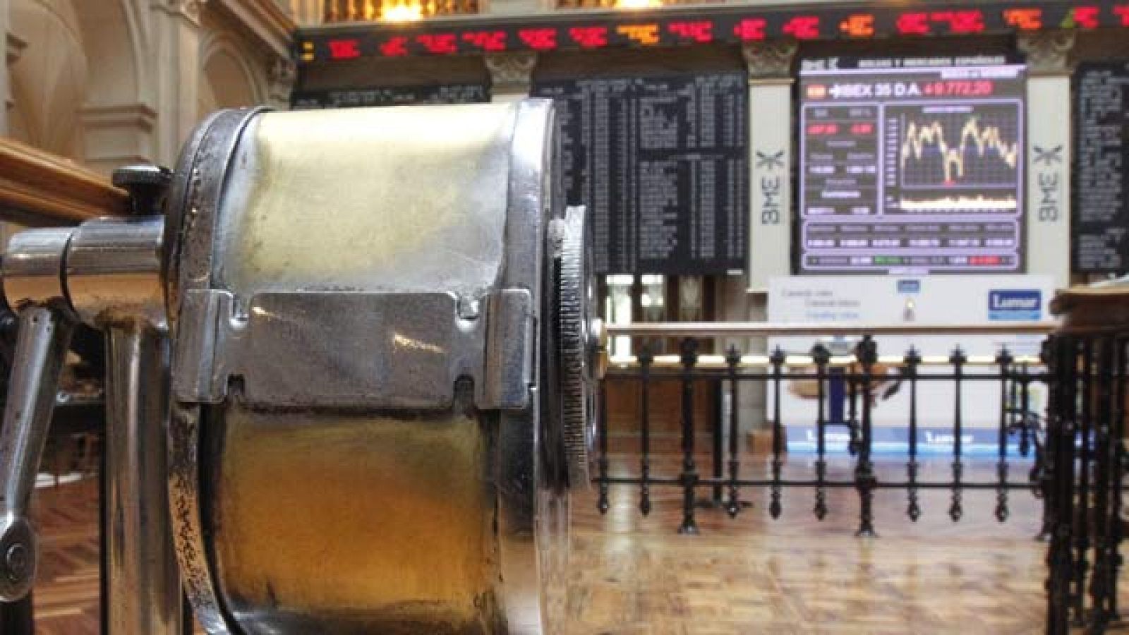 La deuda supera los 300 puntos y baja la Bolsa | Ver