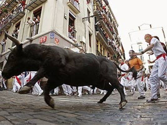 San Fermín - Un toro se adelanta veloz y arrolla a un mozo