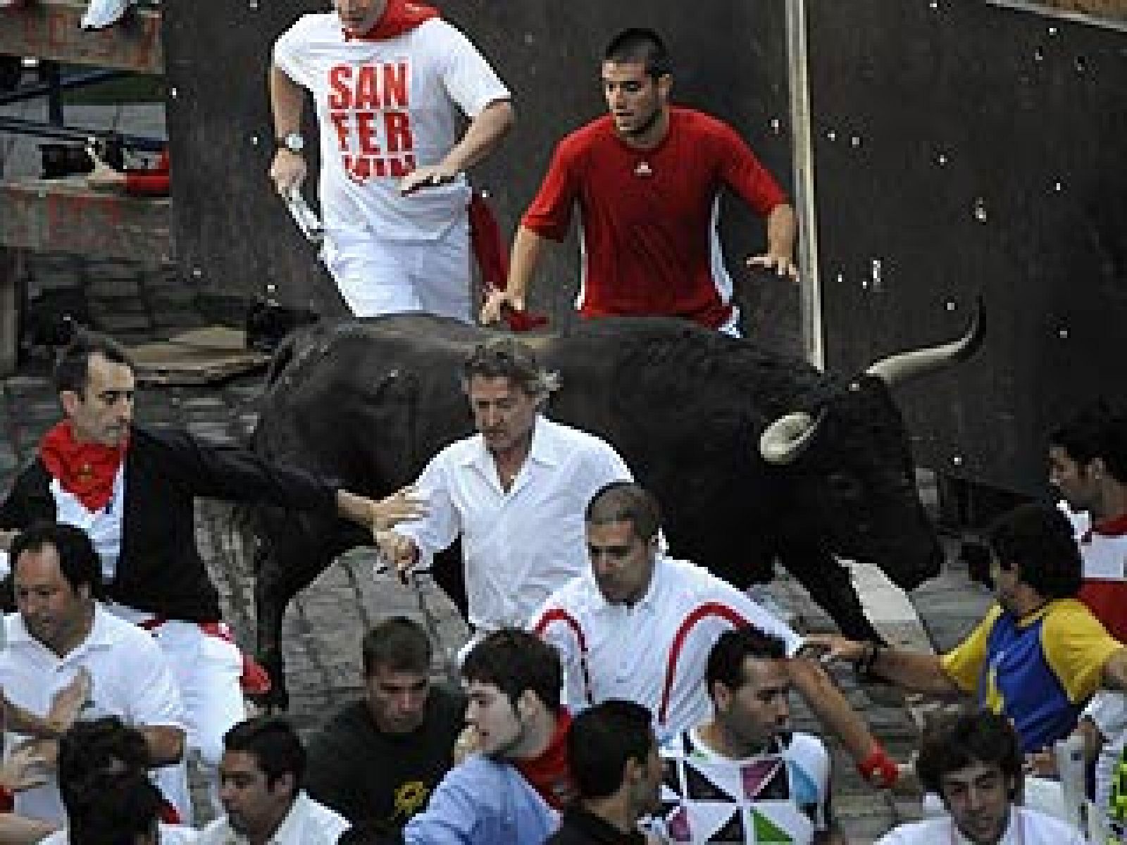 El toro arrolla a un corredor en la curva de Estafeta | Ver