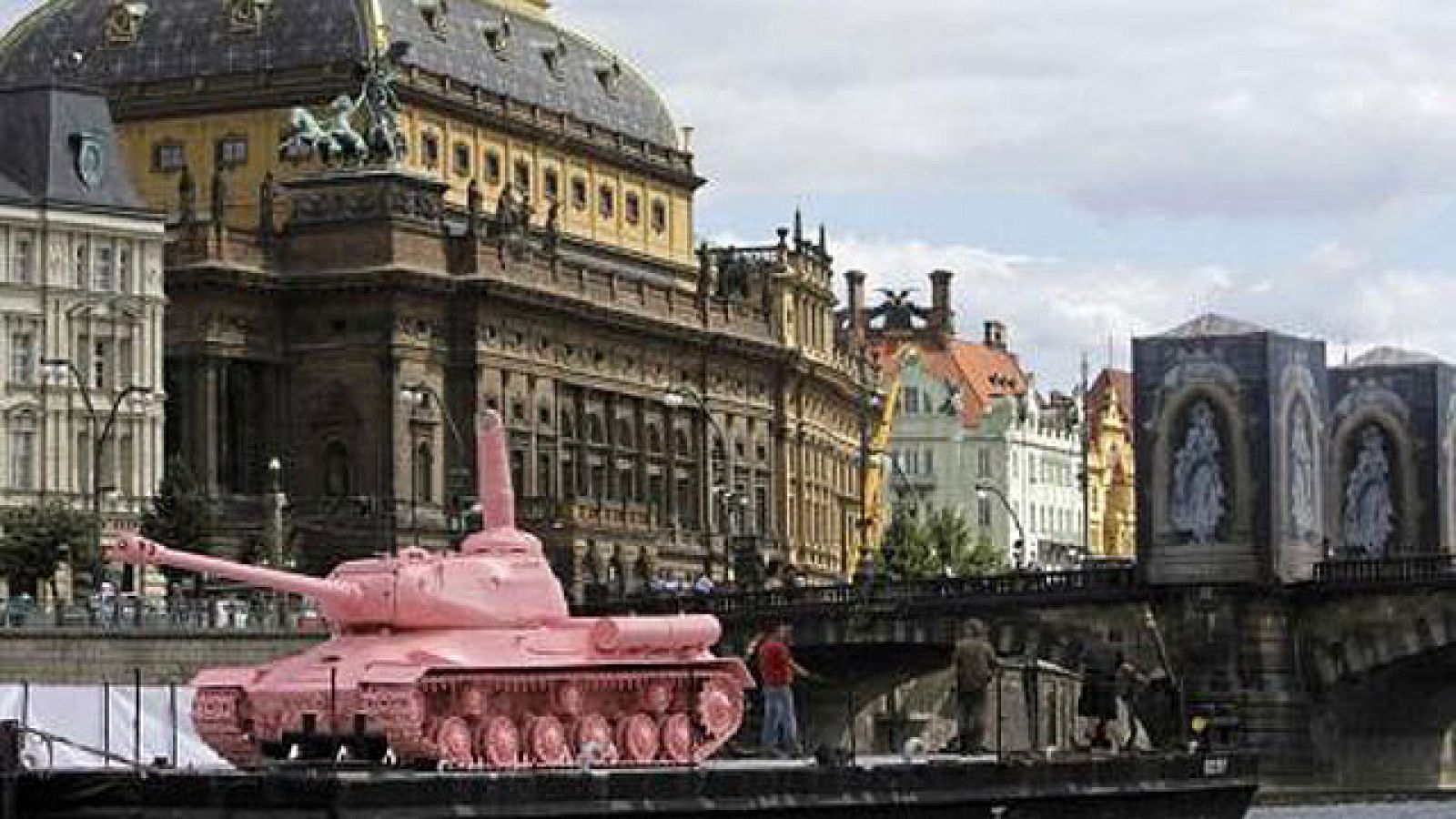 On Off: Un tanque rosa en Praga - On Off | Ver