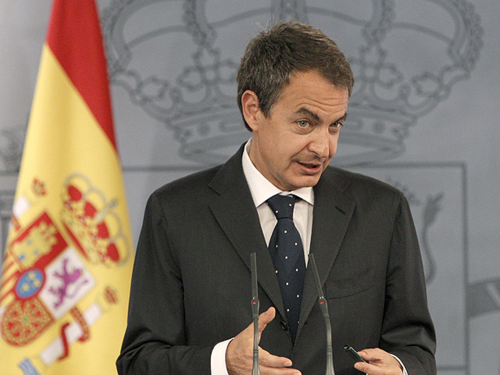 Zapatero pide "una respuesta europea" ante la presión de los mercados | Ver