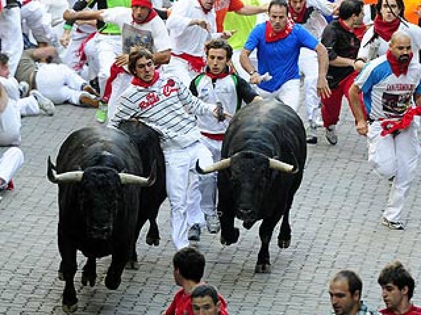 Corre atrapado entre dos morlacos | Ver