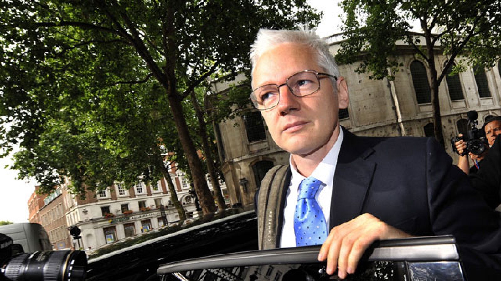 Julian Assange frente al juez por su extradición a Suecia