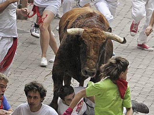 San Fermín - 'Resistón' arrolla a varios mozos