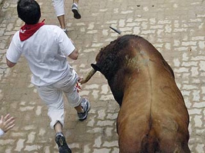 Rompe la camisa del mozo con los cuernos | Ver