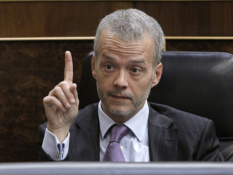 Salgado tiende la mano a Saénz de Santamaría, que cree que Zapatero está de salida