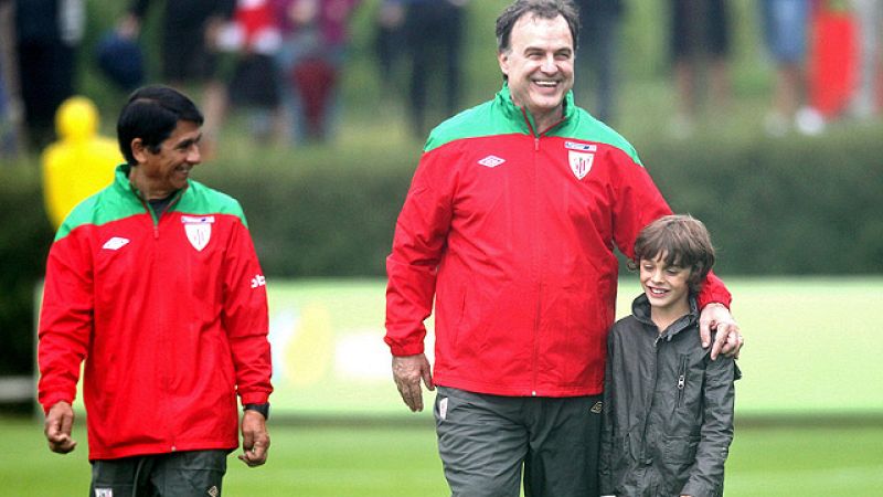 El nuevo entrenador del Athletic de Bilbao, Marcelo Bielsa, se ha estrenado de rojiblanco al dirigir su primer entrenamiento y dar su primera rueda de prensa, entre una gran expectación.