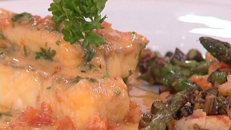 Saber cocinar - Pescadilla a las finas hierbas con salteado de espárragos