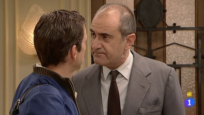 Amar en tiempos revueltos - Trino dará los apellidos a su nieto