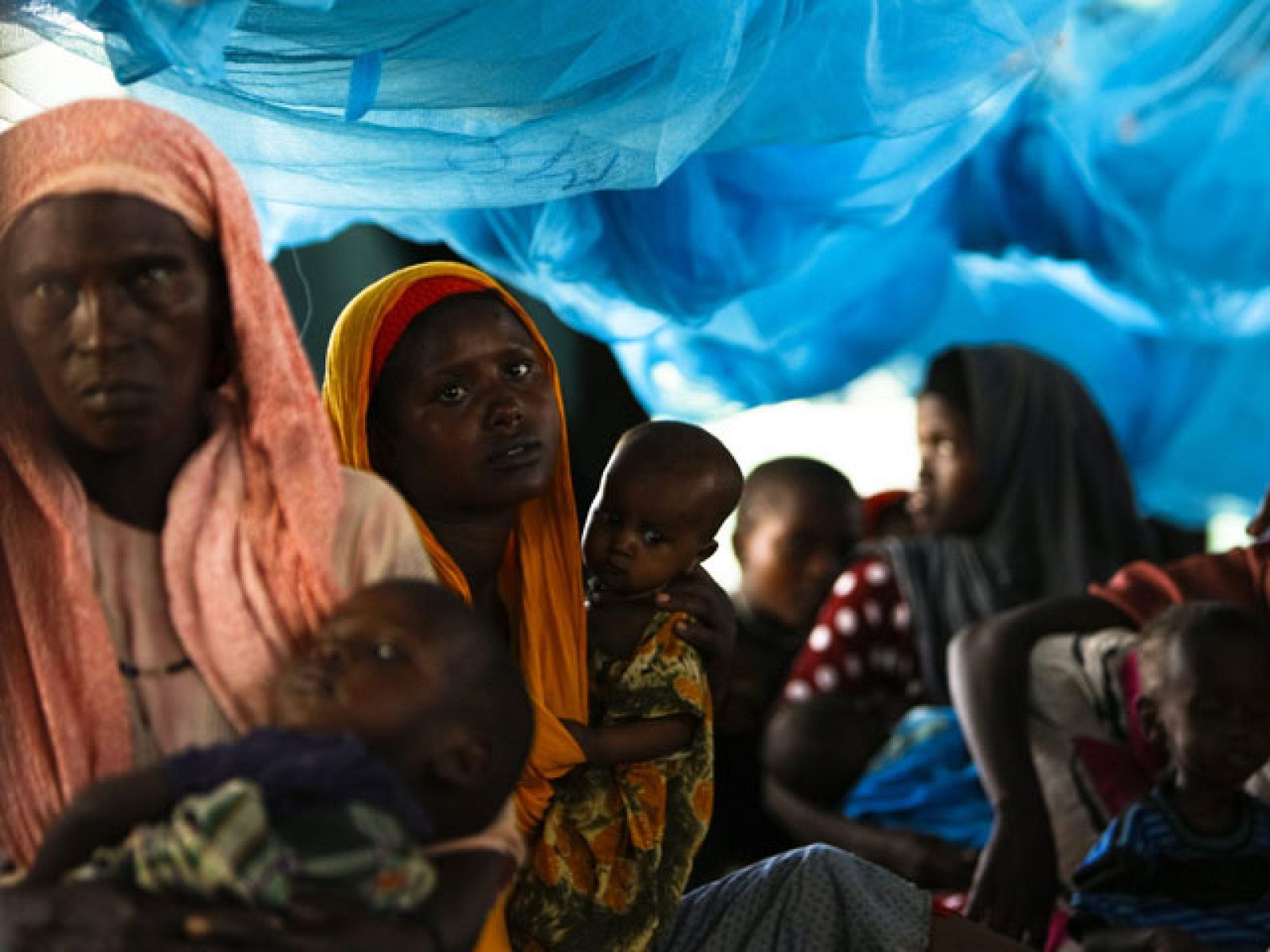 Miles de personas huyen cada día del hambre y la guerra en Somalia