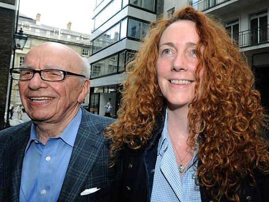Telediario 1 - Dimite Rebekah Brooks
