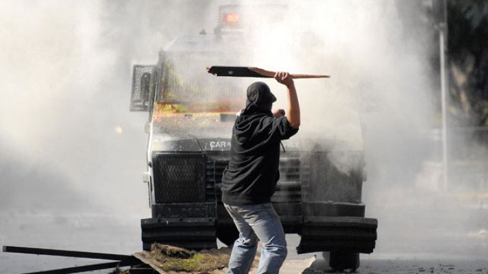 Telediario 1 - Los estudiantes a la calle en Chile