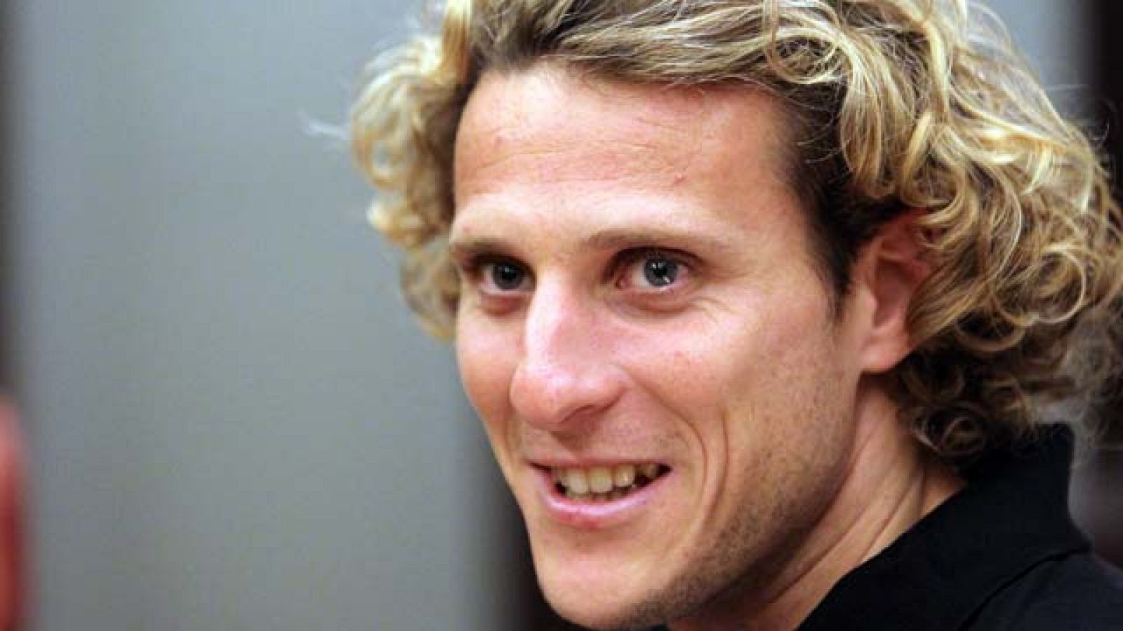 Diego Forlán continua en el Atlético de Madrid | Ver