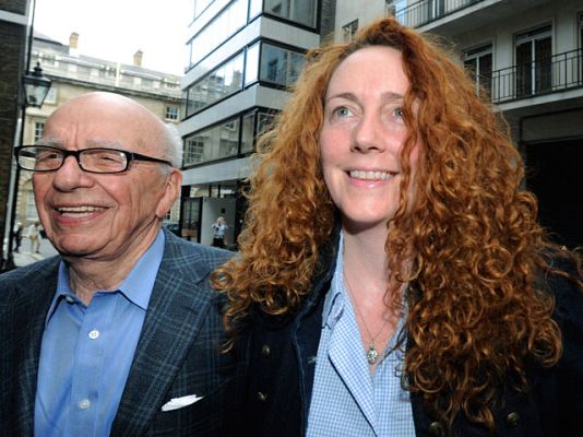 Telediario 1 - Dimite Rebekah Brooks