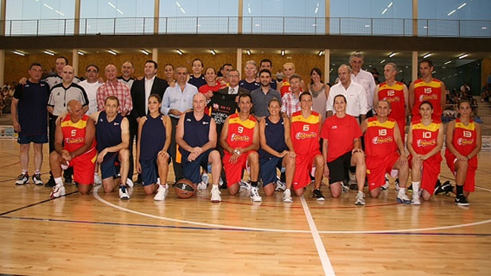 En favor de los afectados por el terremoto de Lorca se ha jugado un partido benéfico solidario de baloncesto en Águilas ( Murcia) entre un equipo de "Leyendas de la Selección Española" como Corbalán, Romay, Beirán, Llorente, Jofresa, Paniagua, Ramos,