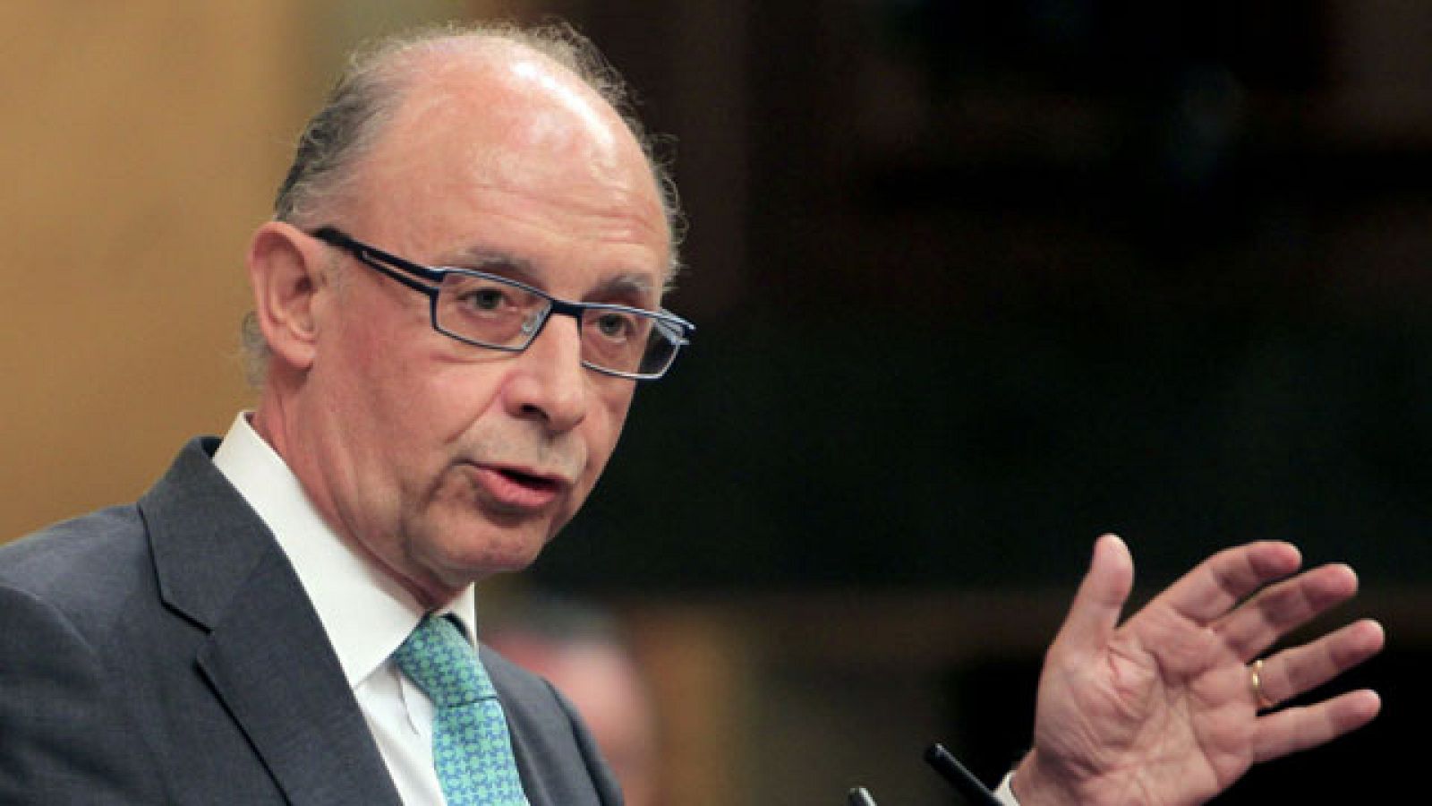 Miembros del PP respandan al presidente valenciano Franciso Camps