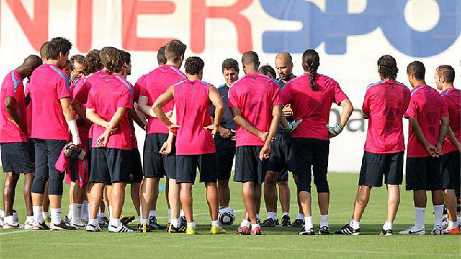 Los jugadores del FC Barcelona vuelven al trabajo a excepción de Messi que tras la disputa de la Copa América tendrá más días de descanso. Mientras, el Kun debe decidir esta semana en que equipo jugará la próxima semana.