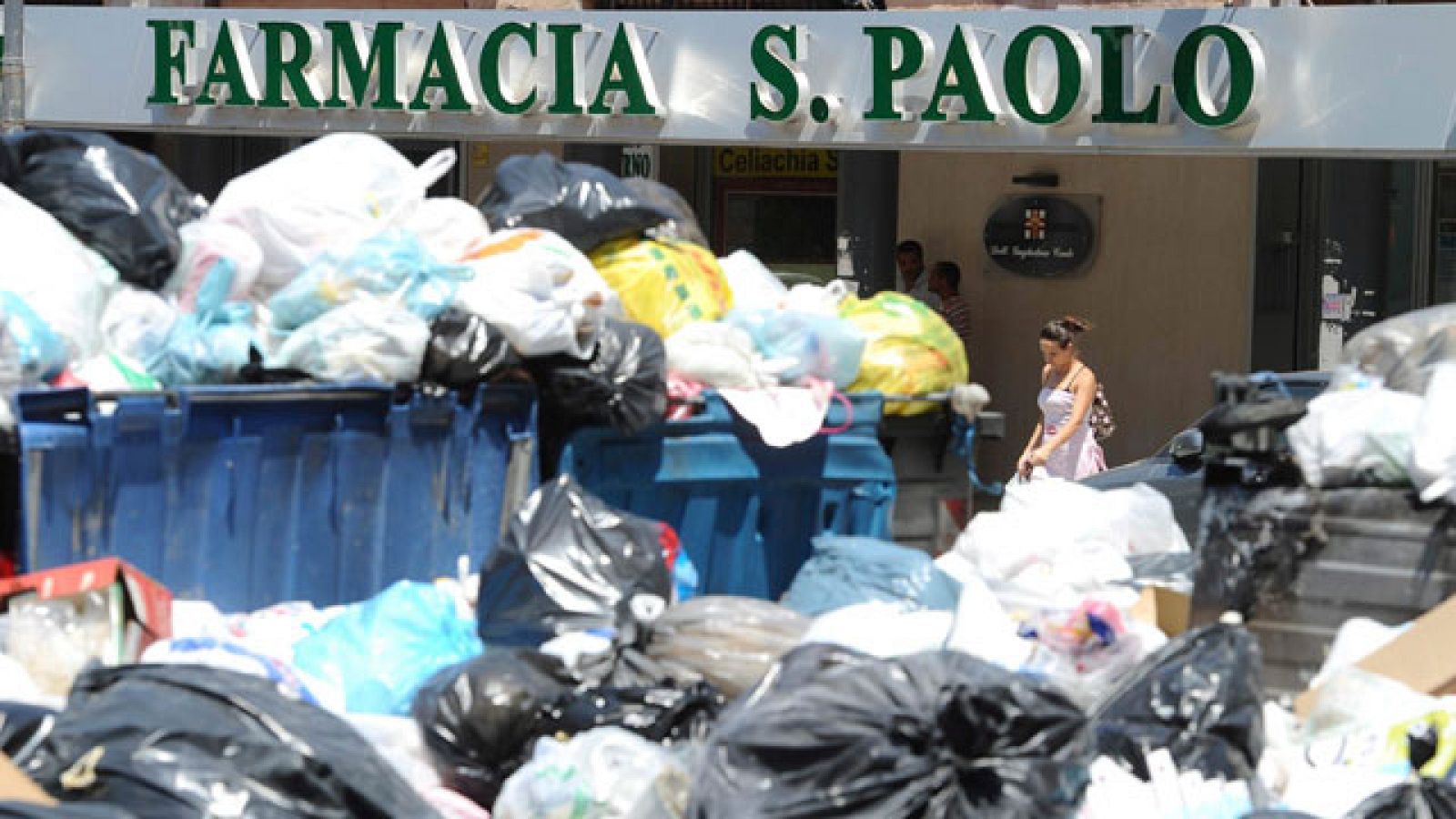 En las calles de Nápoles hay más de 2.000 toneladas de basura sin recoger y son 15.000 en toda la provincia | Ver