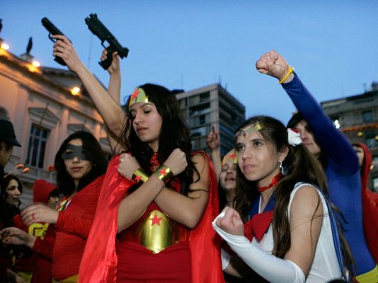 Informativo 24h - Los estudiantes chilenos celebran el cese del ministro de Educación disfrazados de superhéroes