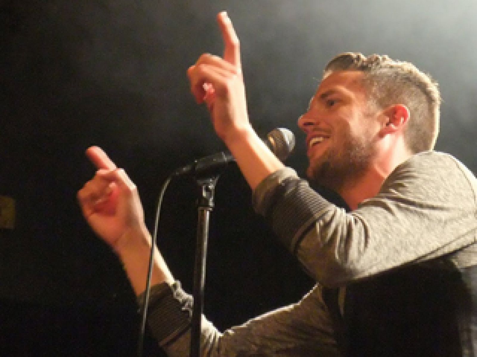 El vocalista de The Killers ofreció una gran actuación en Benicàssim para presentar su material en solitario, acompañado de una impresionante banda (15/07/11).