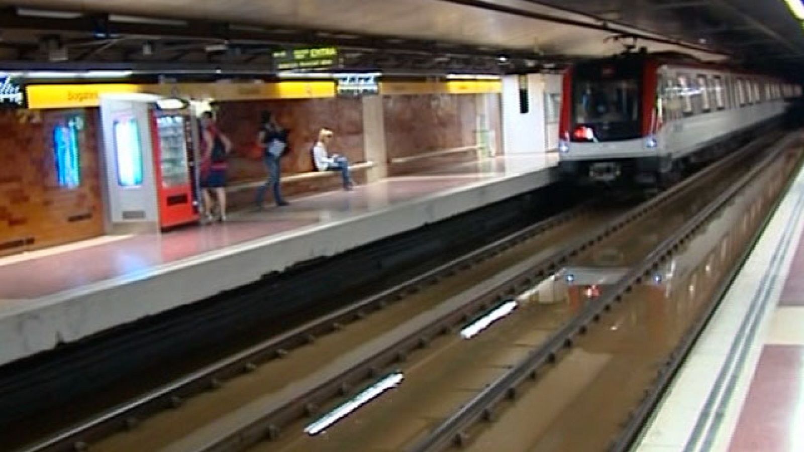 La fuertes lluvias en Barcelona provocan inundaciones en el Metro