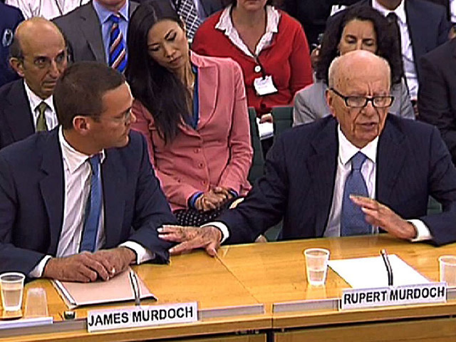 Murdoch interrumpe a su hijo para defender que James "no estaba en la compañía" cuando ocurrió todo