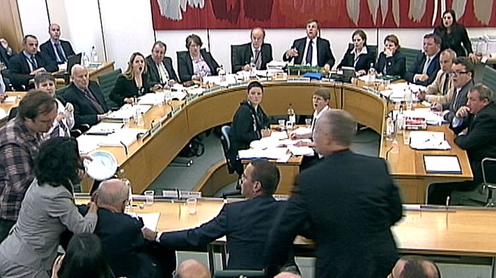 - Asalto a Rupert Murdoch en la comparecencia del Parlamento británico