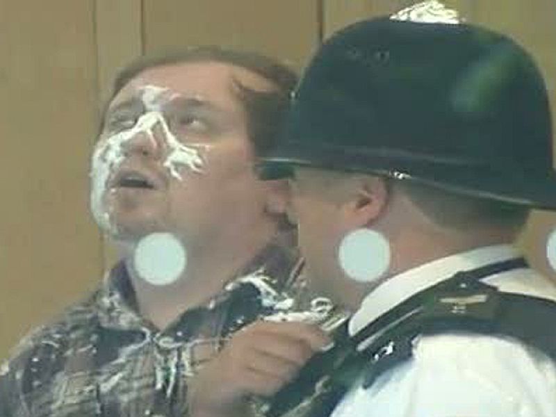 Un joven propina una "tartazo" a Murdoch en el Parlamento y es detenido por la policía