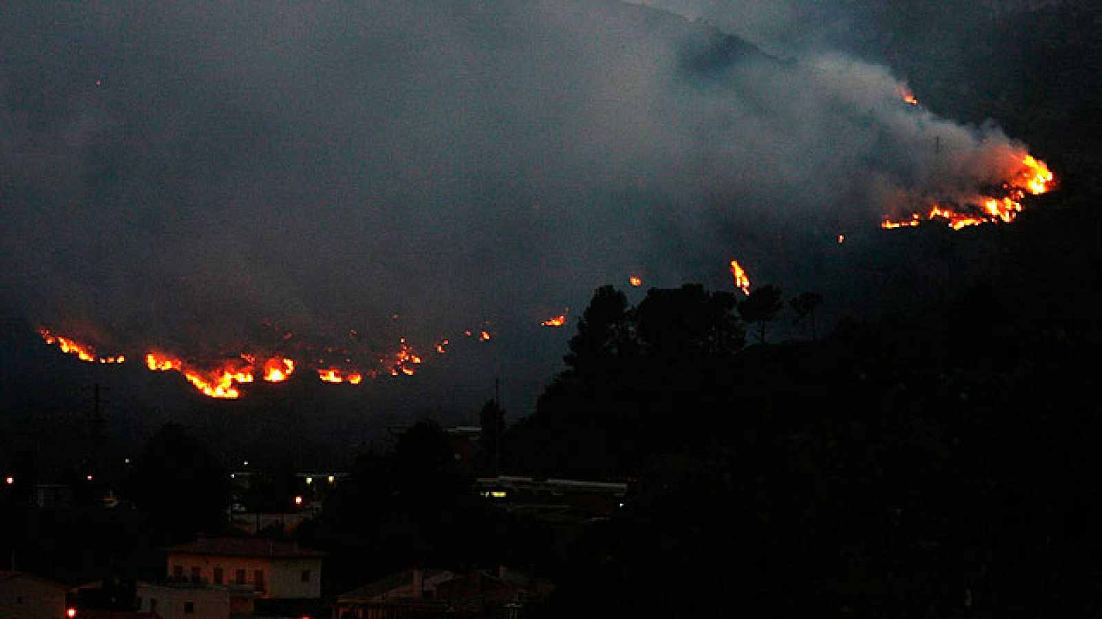 El incendio de La Riba continúa fuera de control - Informativo 24h | Ver