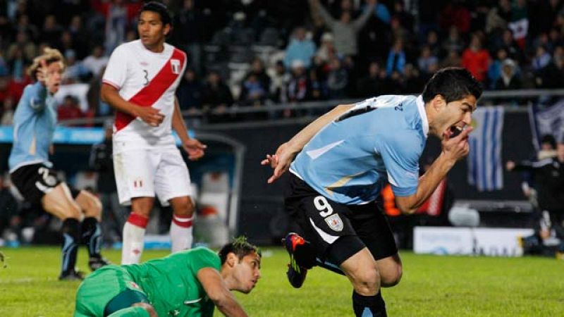 La selección uruguaya ha ganado por 0-2 a Perú con dos tantos de Luis Suárez en un partido igualado. El combinado celeste no se clasificaba para la final de la Copa América desde 1999.