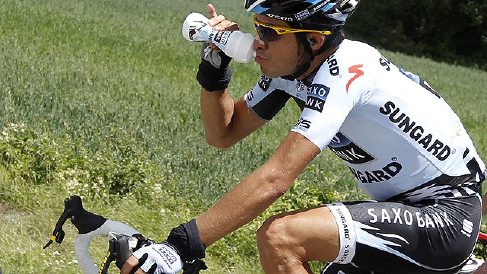 La sorpresa que dio Alberto Contador en la 16º etapa del Tour de Francia ha hecho que la carrera tome un cariz diferente. El corredor de Saxo Bank tiene en Pinerolo (Italia) una nueva oportunidad para recortar tiempo con un buen descenso.