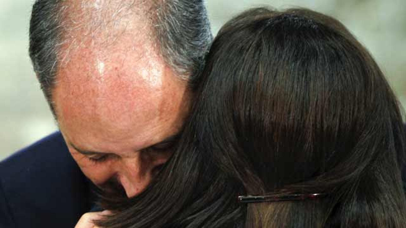 Camps dimite como "sacrificio personal" hacia Rajoy | Ver