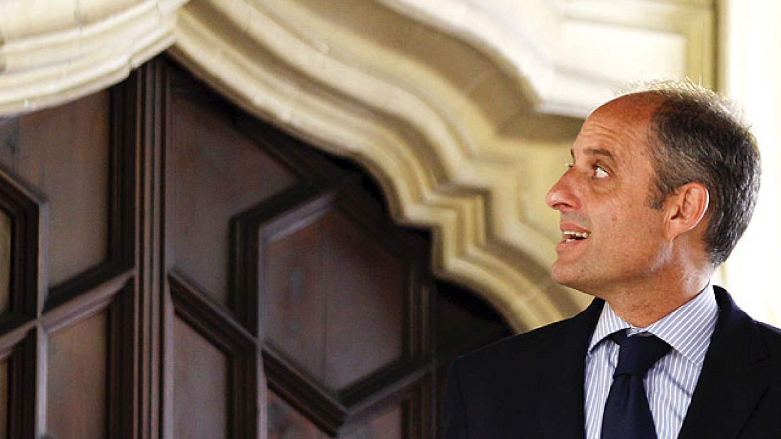 Camps anuncia su dimisión y se declara inocente | Ver