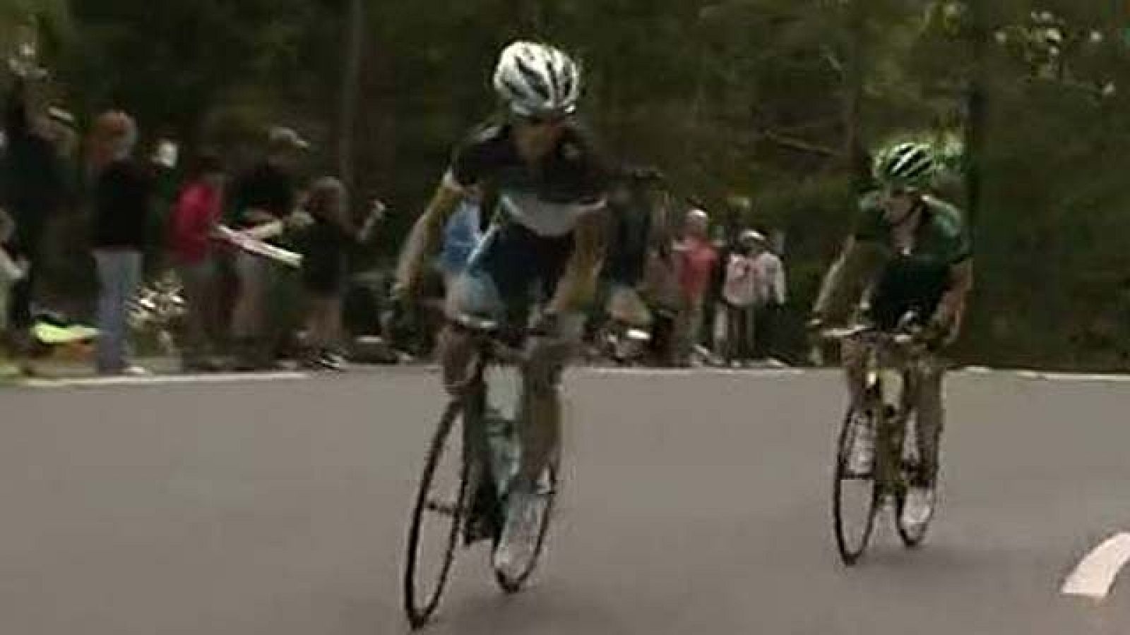 Andy Schleck ataca a 60 km. de línea de meta