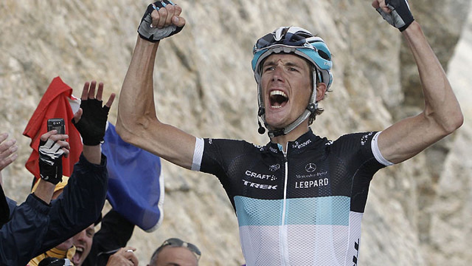 La enorme etapa de Andy Schleck, que arrancó a 60 kilómetros de meta, y su victoria en el Galibier, le ha acercado al maillot amarillo, del que se aleja Alberto Contador, que sufrió una pájara en la subida al centenario puerto del Tour.