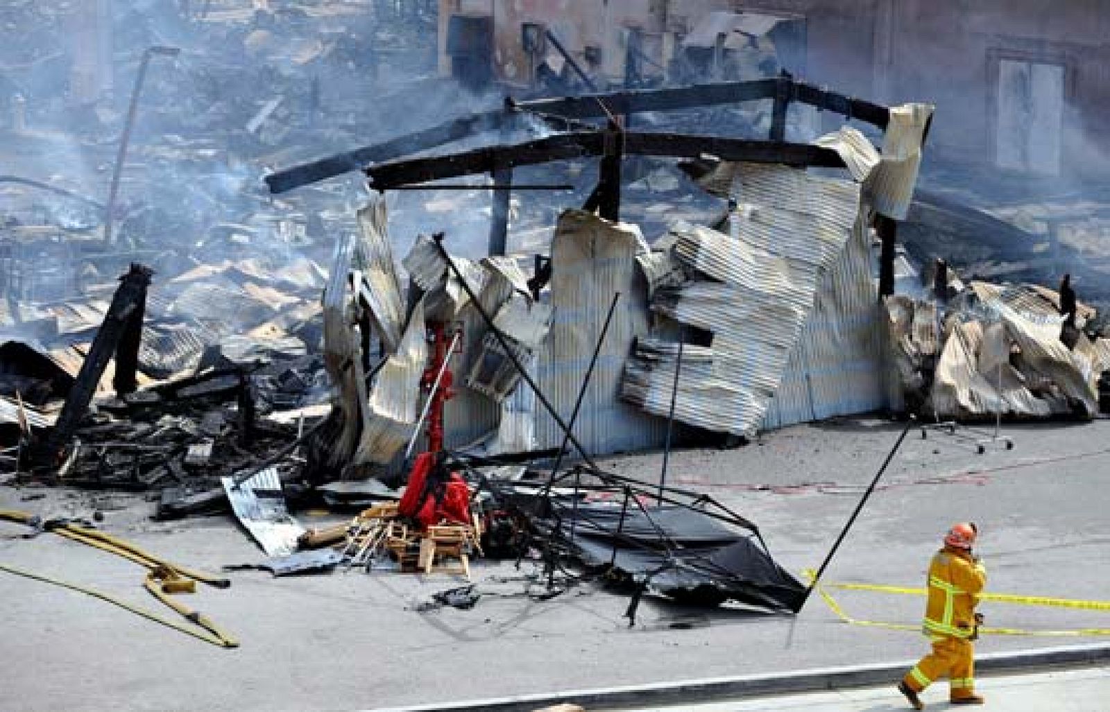 Un incendio arrasa los estudios de la Universal en Los Ángeles (31/05/08).