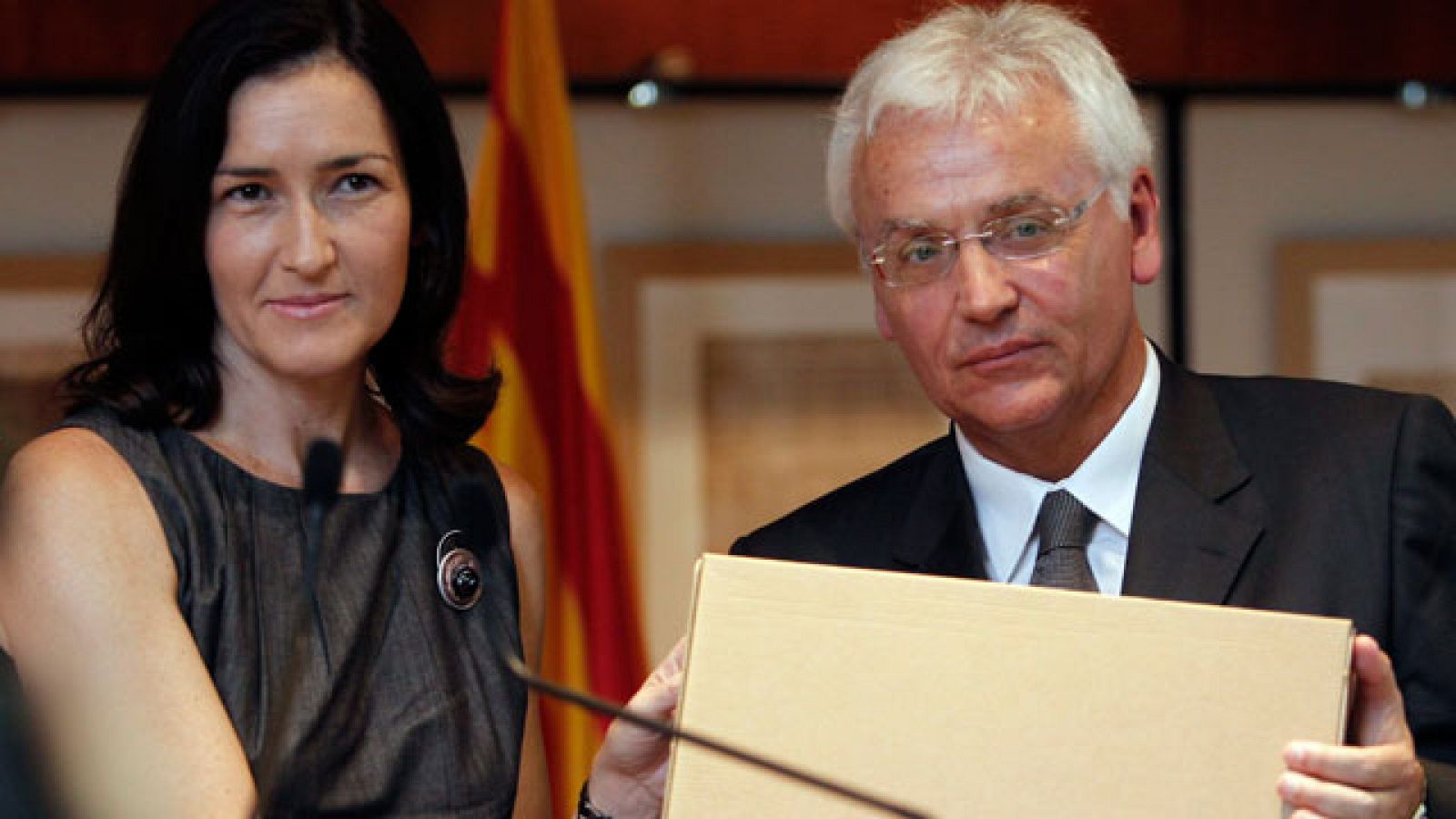 Sinde entrega los "Papeles de Salamanca" al consejero de Cultura catalán