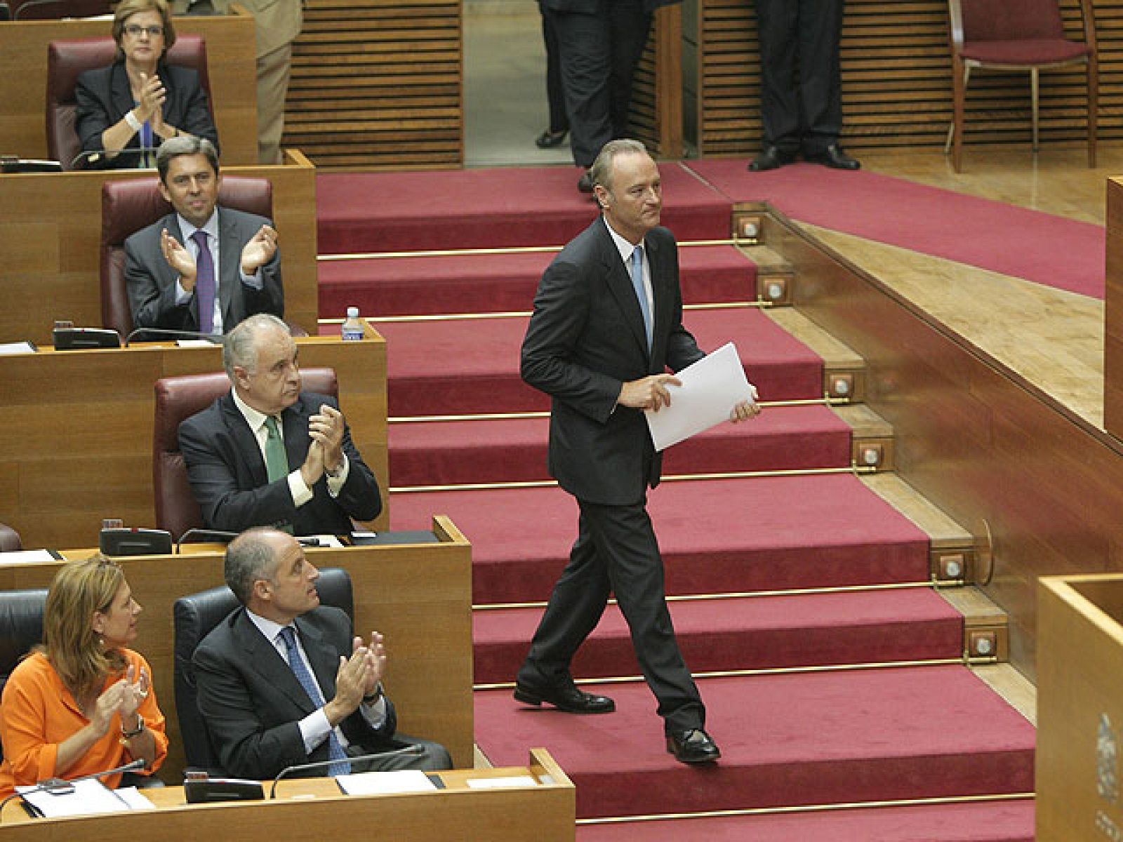 Fabra destaca su "admiración" por el "honrado" Camps en su discurso de investidura