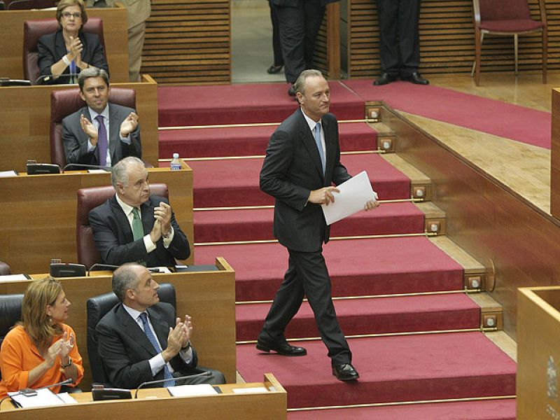 Fabra destaca su "admiración" por el "honrado" Camps en su discurso de investidura