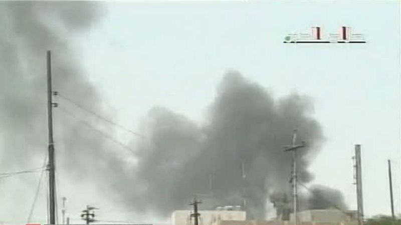 Humo sobre la ciudad iraquí de Tikrit, donde una docena de personas han muerto en un doble atentado