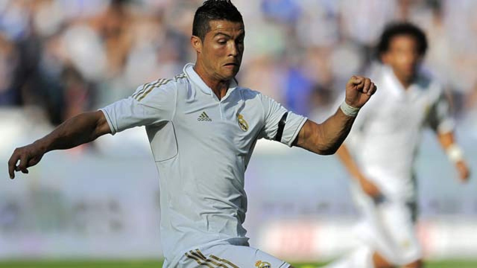 La delantera del Real Madrid funciona, ayer lo volvió a hacer ante el Hertha de Berlín. Y además Neymar, su más que probable refuerzo, marca con el Santos. Pero no un gol cualquiera, dicen que es el mejor de la liga brasileña. La peor noticia para Mo