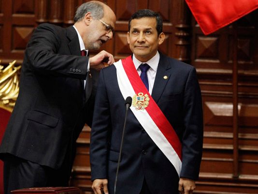  - Humala jura su cargo como presidente de Perú y afirma que luchará contra la exclusión social
